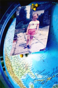 Foto eines Globus, auf welchem mit Magneten das Bild eines Kindes befestigt ist.