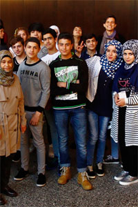 Foto einer Gruppe junger Männer und Frauen.