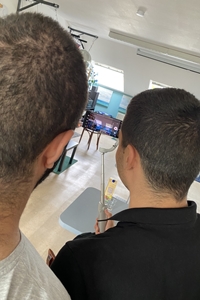 Beitragsbild des Projektes "3G durchgespielt". Zwei Teilnehmer Filmen mit einem Smartphone und Sefliestick.