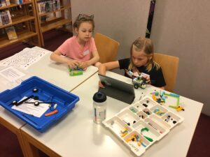 Zwei Kinder bauen mit Lego