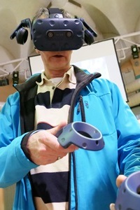 Mensch mit VR-Brille