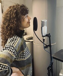 Edition Yung: Frau spricht in Mikro