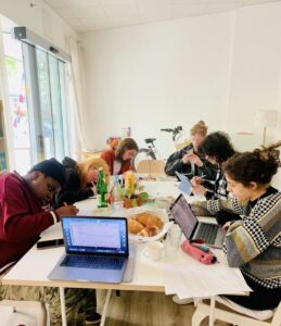 Edition Yung: Jugendliche arbeiten an einem Tisch zusammen