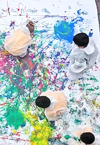 Kinder machen Actionpainting