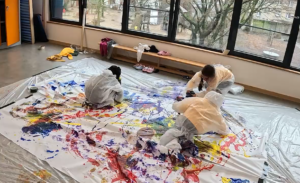 Kinder machen Actionpainting